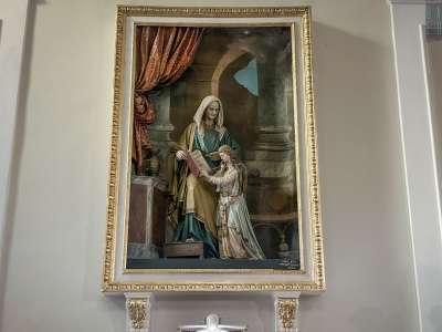 Sempre nella navata sinistra troviamo un altro altorilievo in cartapesta di Salvatore Bruno che mostra Sant�Anna guidare la piccola Maria nella lettura